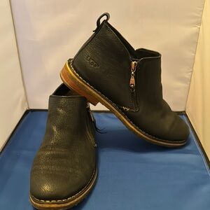 UGG women’s short boot size 10.0
